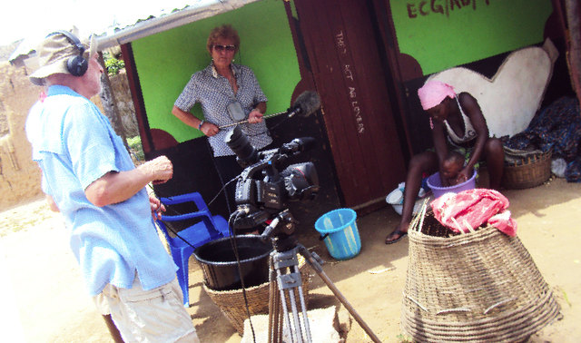 Niederösterreicher filmen Ghana. 20 Tage war Sonja Steger aus Oberkirchbach (Gem. St. Andrä-Wördern) mit dem Neunkirchner Filmer Peter Glatzl in Ghana unterwegs, um für das Sozialprojekt „Luxemburg-Babys“ eine Doku zu drehen. | Foto: privat