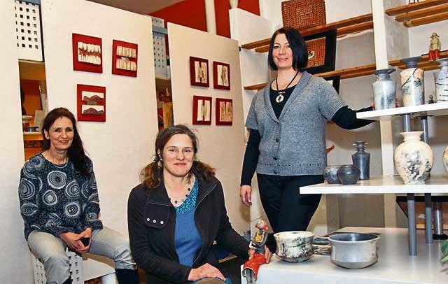 Riki Koscher, Angelika Gross und Elisabeth Pschaid (v.l.n.r.) stellen gemeinsam mit Michaela Hösch (nicht am Bild) ihre Keramik in Bad Radkersburg aus.                 Foto: WOCHE