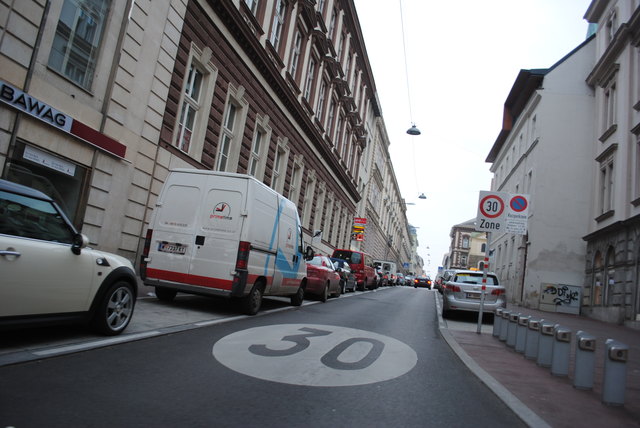 In Gürtelnähe ist das Parkplatzproblem für die Anrainer zermürbend.  Jetzt soll eine Rot-Grüne Lösung Abhilfe schaffen.
