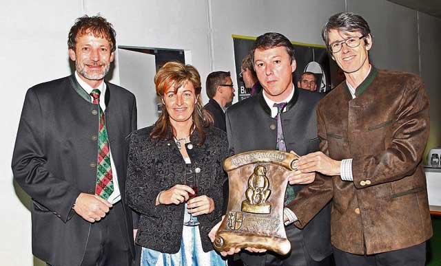 Bürgermeister Johann Schweigler Und sein Vize Josef Schweigler überreichten den Bärenaward der Gemeinde Mettersdorf an Helmut und Ulrike Raggam.          Foto: KK