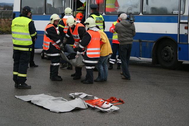 Bergung der Verletzten durch österreichische und tschechische Rettungskräfte. | Foto: holding