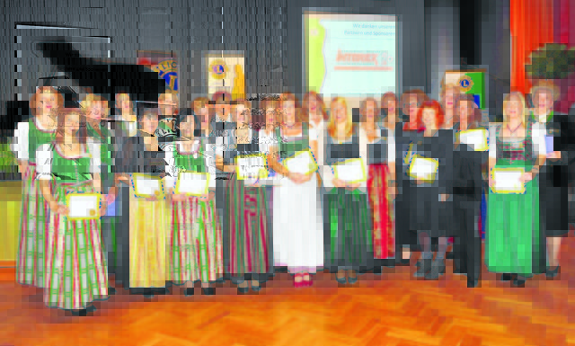 Die Mitglieder des neuen Lions Clubs Thermenland, an der Spitze Präsidentin Doris Salchinger, bei der offiziellen Gründungsfeier in Bad Waltersdorf	Foto: Zugschwert