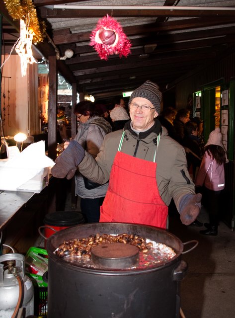Der Maronibrater versorgte die Besucher mit gesunden Köstlichkeiten. | Foto: Olivia Wimmer