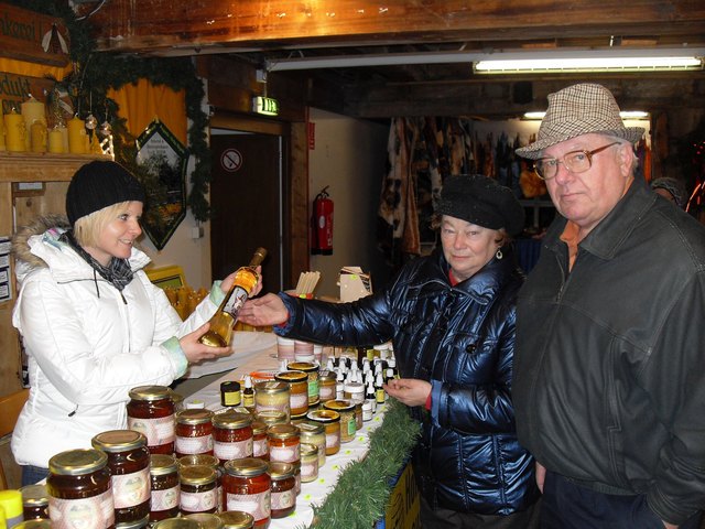Für Franz und Frederike gab es von Romana Reichl ein weihnachtliches Tröpfchen.