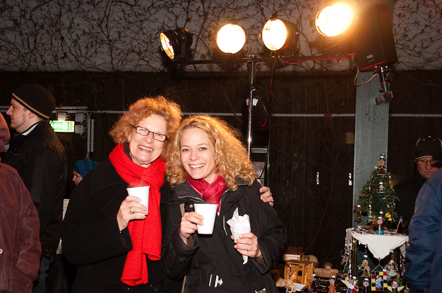 Die Besucher ließen sich den Punsch schmecken. | Foto: Olivia Wimmer