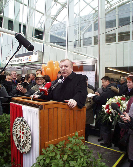Zur Eröffnung der Station Simmering kam auch Bürgermeister Michael Häupl, um in der ersten U3 mitzufahren. | Foto: Wiener Linien