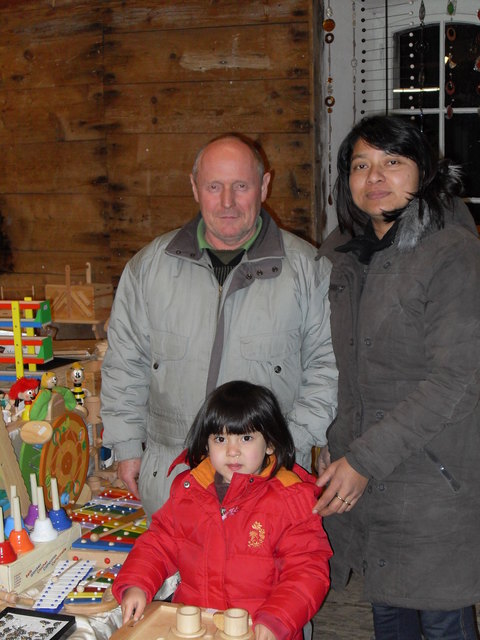 Der Original Halleiner Weihnachtsmarkt – ein Spielzeugparadies für Gina. Das fanden auch Mama Chonnipa und Papa Franz.