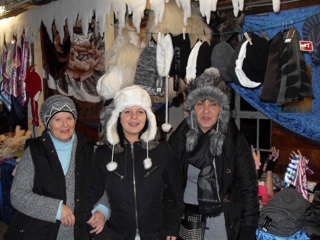 Frieren muss am Original Halleiner Weihnachtsmarkt niemand. Dafür sorgen Ulrike, Rebecca und Elisabeth.