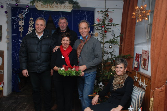Weihnachtsstimmung: Stadtchef Stefan Weirather, Hans Strobl und Luis Schlierenzauer (hinten, v.l.) mit charmanten Gastgeberinnen.