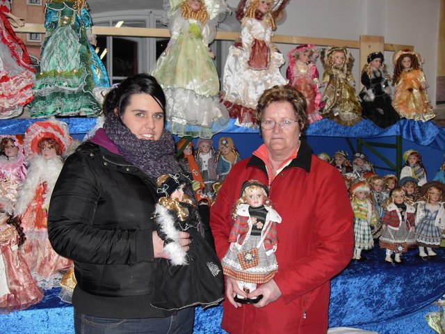 Puppen in allen Größen: Melanie Windhagauer und Christine Bürgler beraten.