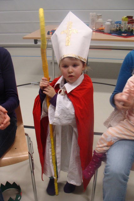 Im Nikolausspiel durfte Nele den Heiligen Nikolaus spielen