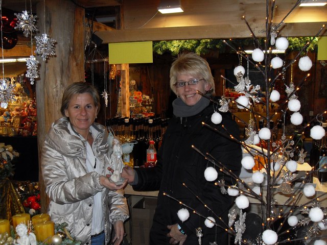 Gertraud Rehrl darf sich über ein Stück Weihnachten freuen, welches sie von Karin Polz erhielt.