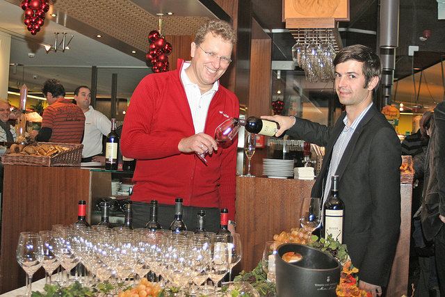 Hausherr Michael Jans und Weinkenner Bernd Demmer