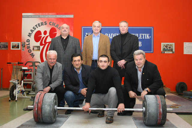 Trainer Johann Lichtenwörther, BAC-Dir. Gerhard Jeckel, Nationaltrainer Gagik Nazarian (hi. Reihe v.li.), Bgm. Kurt Staska, Michael Ceidl, Sargis Martirosian und Sponsor Hans Leisser (v.li.)