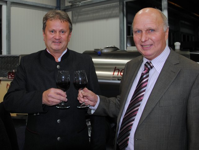 Bürgermeister Werner Entner gratulierte, wie zahlreiche andere Ehrengäste, Ludwig Hechenblaikner senior zum Firmenjubiläum. | Foto: Stöger-Hechenblaikner