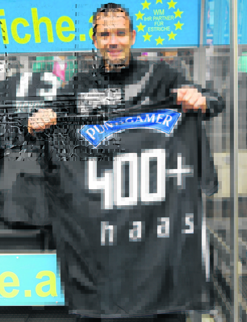Auf dieses Trikot ist Mario Haas (r.) nach seinen 400 Spielen besonders stolz. Seinen Fans geht es ähnlich, wenn es um das „Leiberl“ der Nummer 7 des SK Sturm geht. Sein Gegenüber auf dem Eis: Markus Peintners (l.) Rückennummer 34 ist bei den Fans der abs