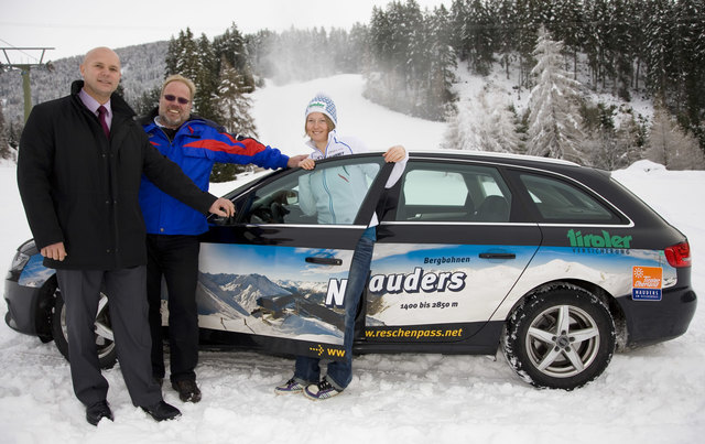 Ronald Schmid von der Tiroler Versicherung und Mag. Heinz Pfeifer, GF Bergbahnen Nauders, unterstützen Lisa Agerer.