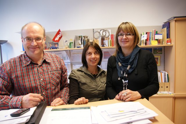 AMS Leiter Günther Stürz mit Carmen Praxmarer und Barbara Strobl.