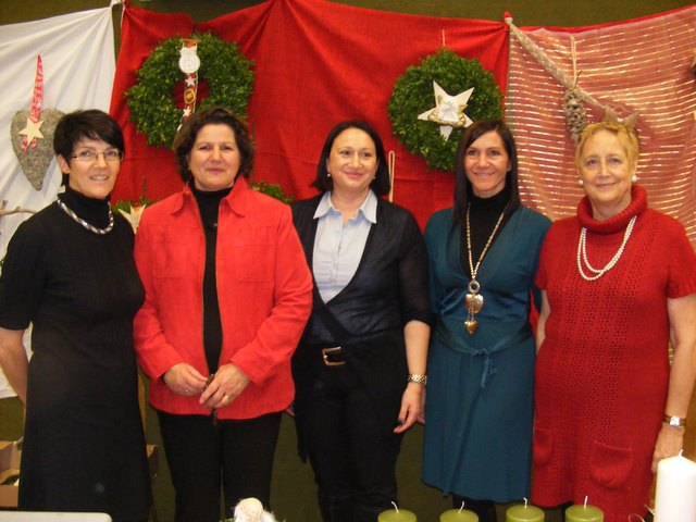 Fleißige Hände am Zammer Weihnachtsmarkt der ÖVP-Frauen. V.l. Slivia Platter, Ortsleiterin Hildegard Fritz, Bezirksleiterin Barbara Trenkwalder, Andrea Ölböck und Helma Dellemann (v.l.).