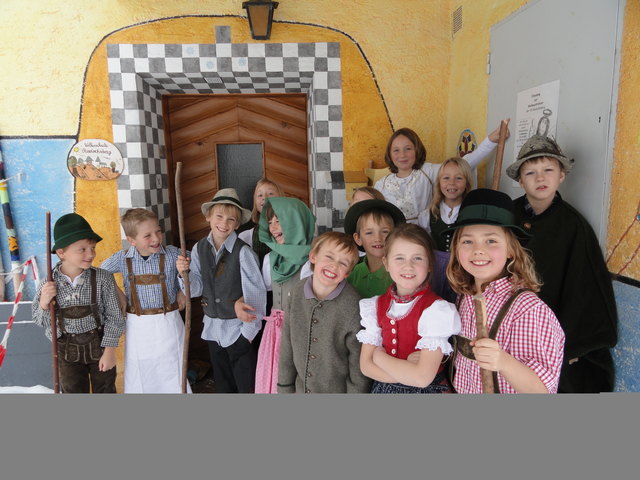 Hereinspaziert! Die Schüler der Volksschule Radochsberg stimmen heuer wieder mit einem traditionellen Hirtenspiel und schöner Adventmusik auf Weihnachten ein.