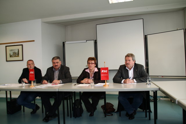 Fordern Verbesserungen für Arbeitnehmer: Gerald Einfalt (Betriebsratsvorsitzender Mondi), Stefan Mayrhofer (ÖGB Regionalvorsitzender), Margit Huber (Betriebsratsvorsitzende LK Mostviertel Amstetten) und Ferdinand Bogenreiter (FSG Bezirksvorsitzender).