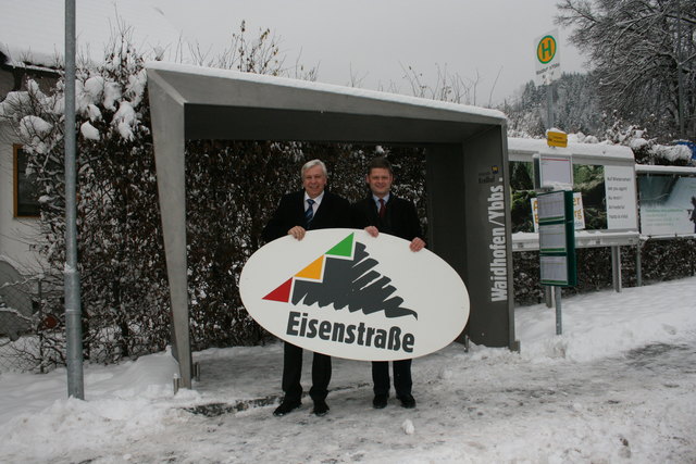 LR Johann Heuras und Eisenstraße-Obmann Andreas Hanger vor dem Unterstand.