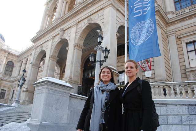 Johanna Sperker (l.) und Iris Einwaller sind die jüngsten Mandatare in der Hietzinger Bezirksvertretung