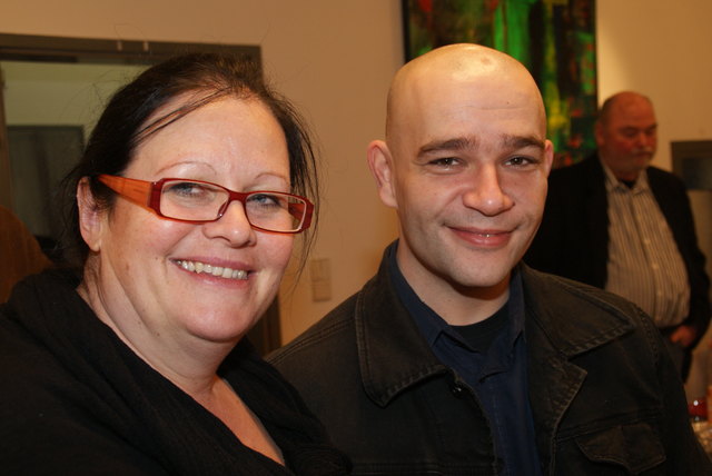 Die Besitzerin der Galerie Elisabeth Raidl und der Künstler Stefan Kubicka