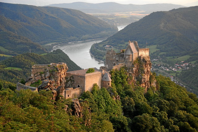 Eine 46-jährige Wienerin stürzte auf dem Anstieg zur Burgruine Aggstein zu Tode.