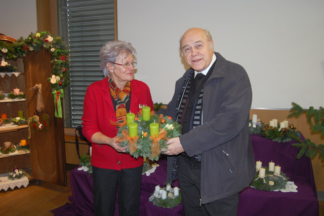 Vikar Mathias Roch beim Besuch des Adventmarktes in Großrußbach.