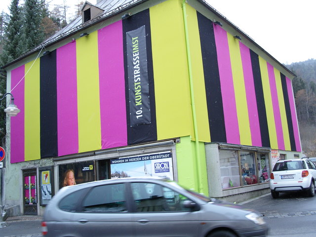Das Würtenbergerhaus in den Kunststraßenfarbe pink, neongrün und schwarz.