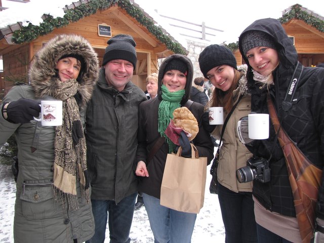 Die Besucher beim Adventmarkt am Winterstellgut hielten sich mit Bauernkrapfen und Glühwein wunderbar warm!