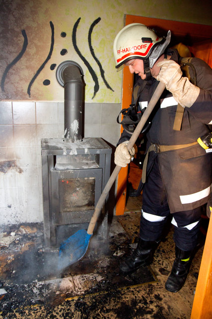 Ein nicht geschlossener Holzofen löste den Brand aus.