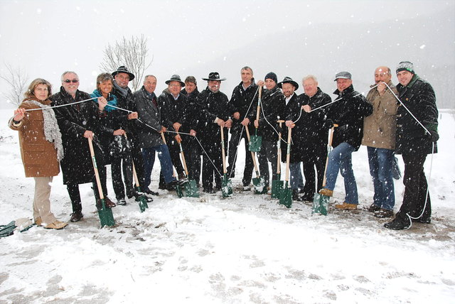 Formeller Spatenstich bei heftigem Schneetreiben in Gamlitz.	Woche/Barbic