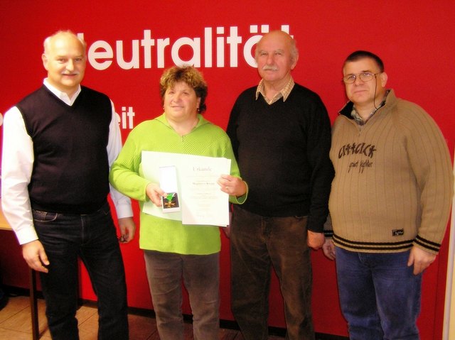 Magdalena Knopp aus Wildon bekommt von der Ortsstellenleitung das Verdienstkreuz in Bronze des Landes Steiermark überreicht. (v.l.n.r.: Matthias Weiner, Rudolf Knopp und Wolfgang Schöpf) | Foto: Norbert Obendrauf