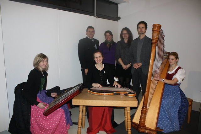 Heinrich Schmidlechner, Elisabeth Arlt, Susanne Weitlaner, Ernst Logar (v.l.) mit der Gruppe „Dreierlei Soatn“, die die Eröffnung musikalisch umrahmte.