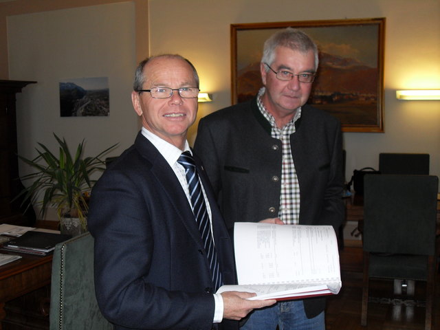 Bgm. LAbg. Christian Stöckl und Finanzdirektor Karl-Heinz Marx mit dem Budget für das Jahr 2011.