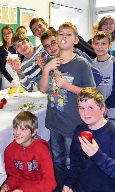Am Apfeltag greifen immer mehr Schüler zur gesunden Nachspeise.