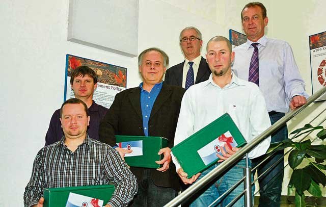 Gerhard Reicher, Johann Kristiner, Andreas Russ, Heinz Moitzi, Gerhard Hammer und Standortleiter Christian Fleck (v.l.n.r.) bei der Mitarbeiterehrung in Fehring.