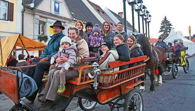 Mit Pferdekutschen und Bussen wurden die Teilnehmer der Sonderfahrt der Landesbahnen von Feldbach nach Gnas am Bahnhof abgeholt. Foto: WOC