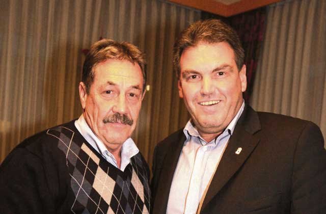 Peter Weberitsch von der Parktherme erhielt die silberne Ehrennadel aus den Händen von Peter Putzgruber, Präsident des steirischen Schwimmverbandes. Foto: KK