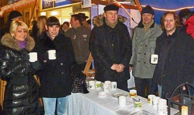 Gernot König, Franz Suppan und Nedzad Biser (v.r.) servierten nicht nur den Damen heißen Tee und Glühwein für einen sozialen Zweck.