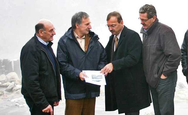 V.l.: Die Bürgermeister Franz Kern (St. Martin an der Raab), Willi Thomas (Jennersdorf) und Helmut Sampt (Neuhaus am Klausenbach) mit LR Falb-Meixner (2.v.r.).