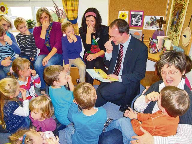 Sparkassenleiter Eduard Gollenz las sich sofort in die Herzen der Kinder. Er animierte sie bei einigen Geschichten auch zum regen Mitmachen
