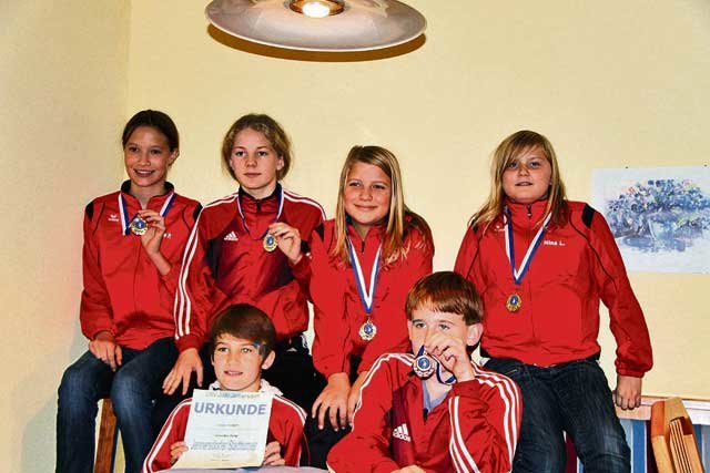 Die erfolgreichen Mädchen Sabine Pitzl, Lisa Rumpf, Katharina Weihrich, Nina Lückl (h.v.l.) mit den Burschen Julian Rumpf und David Kaufmann (v.v.l.)