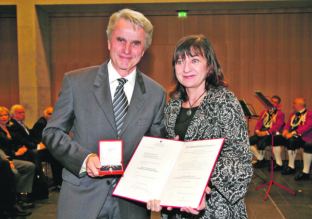 Hans-Dieter Toth erhielt die Auszeichnung aus den Händen von LR Beate Palfrader. | Foto: Land/Frischauf