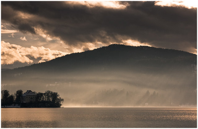 Schloss Loretto und der See im leichten Winternebel