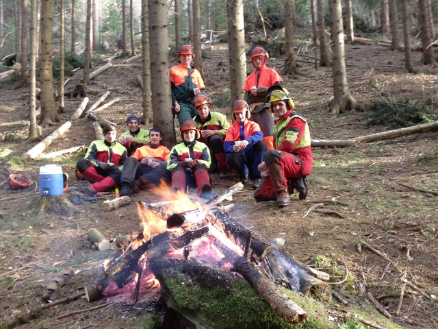 LFS St. Andrä - Landtechnikgruppe - bei der Waldpraxis