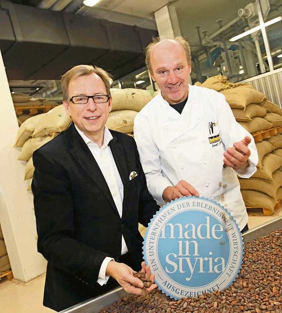 Christian Buchmann (l.) mit Josef Zotter in dessen Manufaktur.