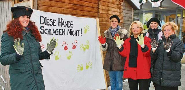 NRAbg. Sonja Steßl-Mühlbacher und die Frauen der SPÖ Feldbach forderten Passanten auf, mit ihrem Handabdruck aktiv ein Zeichen gegen Gewalt zu setzen